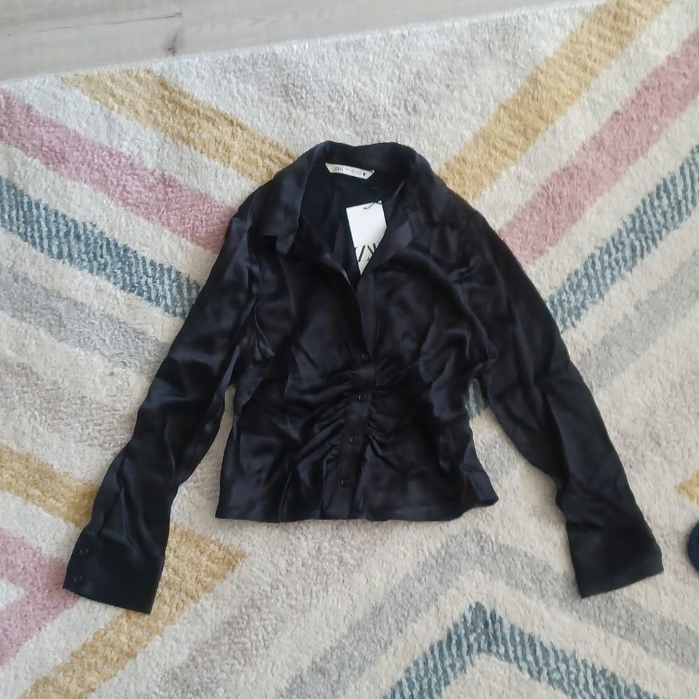 ZARA Women | Black | Fitted Satin Effect Shirt - Picture 4 of 6